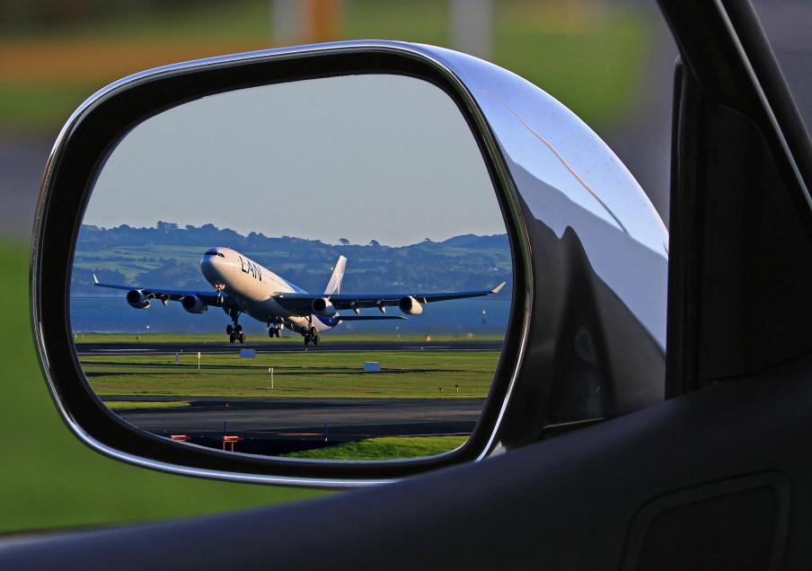 Viosion d'un avion dans le rétroviseur d'une voiture